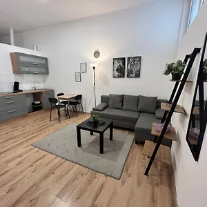 https://apartement-central-40qm-wi-fi-free-parking-calm-back-house-10c.topcolognehotels.com